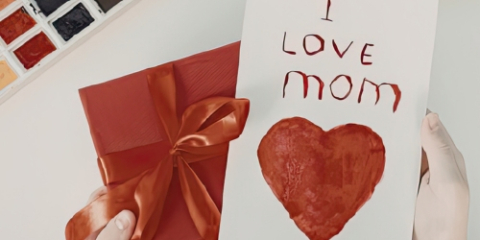 mother days card that says 'I love mom' 