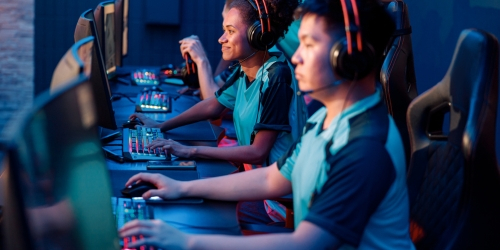teens play esports